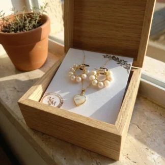 Juego Cadena con Dije de Nacar y Aretes con Perla.