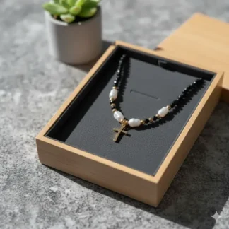 Collar Negro Con Crucifijo.